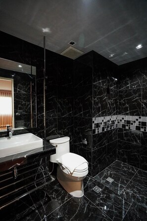 Shower, free toiletries, towels - Hap @ Sathorn (Bangkok)