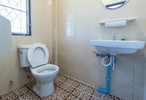 Standard Room with Bunk Bed and Shared Bathroom  | Bathroom | Shower, free toiletries, towels - SS Store Bed & Breakfast (Chiang Mai)