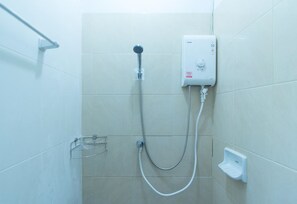 Standard Room with Bunk Bed and Shared Bathroom  | Ducha del cuarto de baño