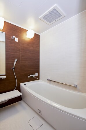 Combined shower/bathtub, free toiletries, hair dryer, slippers - Saku Ren Jimbocho (Tokyo)