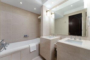 Appartement, 1 chambre | Salle de bain | Baignoire et douche séparées, articles de toilette gratuits