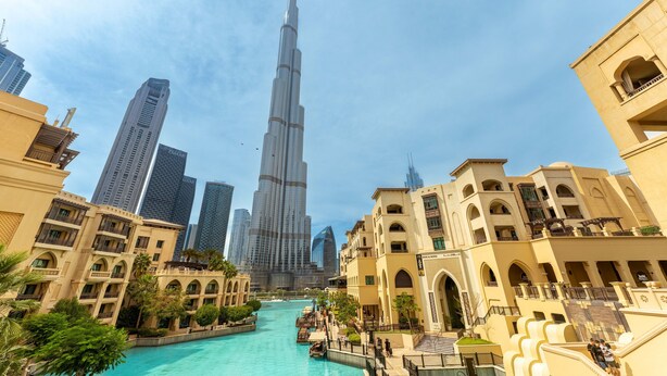 Vue du Burj Khalifa, des bâtiments environnants et d’un canal.