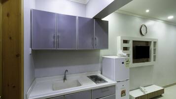 Frigorífico, placa de cocina, lavavajillas y cafetera o tetera