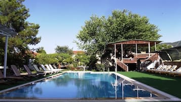 季节性开放的室外游泳池