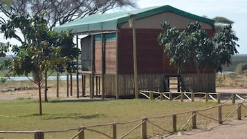 Tienda de campaña, acceso a la alberca, vista al río | Ropa de cama de alta calidad, decoración personalizada y wifi gratis