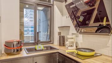 Superior-Apartment, 3 Schlafzimmer | Eigene Küche | Kühlschrank, Mikrowelle, Herdplatte, Wasserkocher mit Kaffee-/Teezubehör