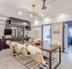 Executive-Apartment, 3 Schlafzimmer | Essbereich im Zimmer