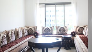 스탠다드 아파트, 침실 2개 | 거실 | 평면 TV