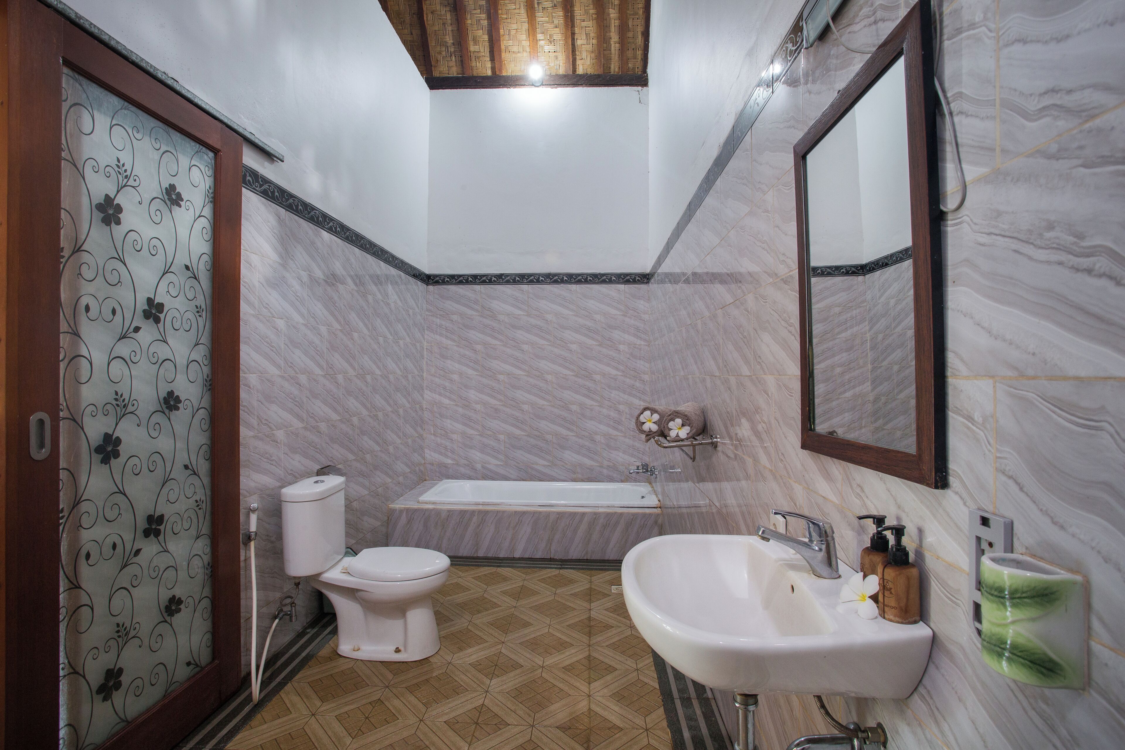 Un baño con inodoro, lavamanos y bañera.