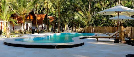 Kolam renang indoor dan kolam renang outdoor