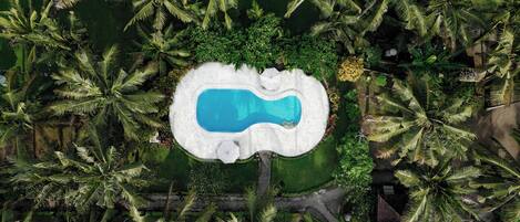 室內游泳池和室外游泳池