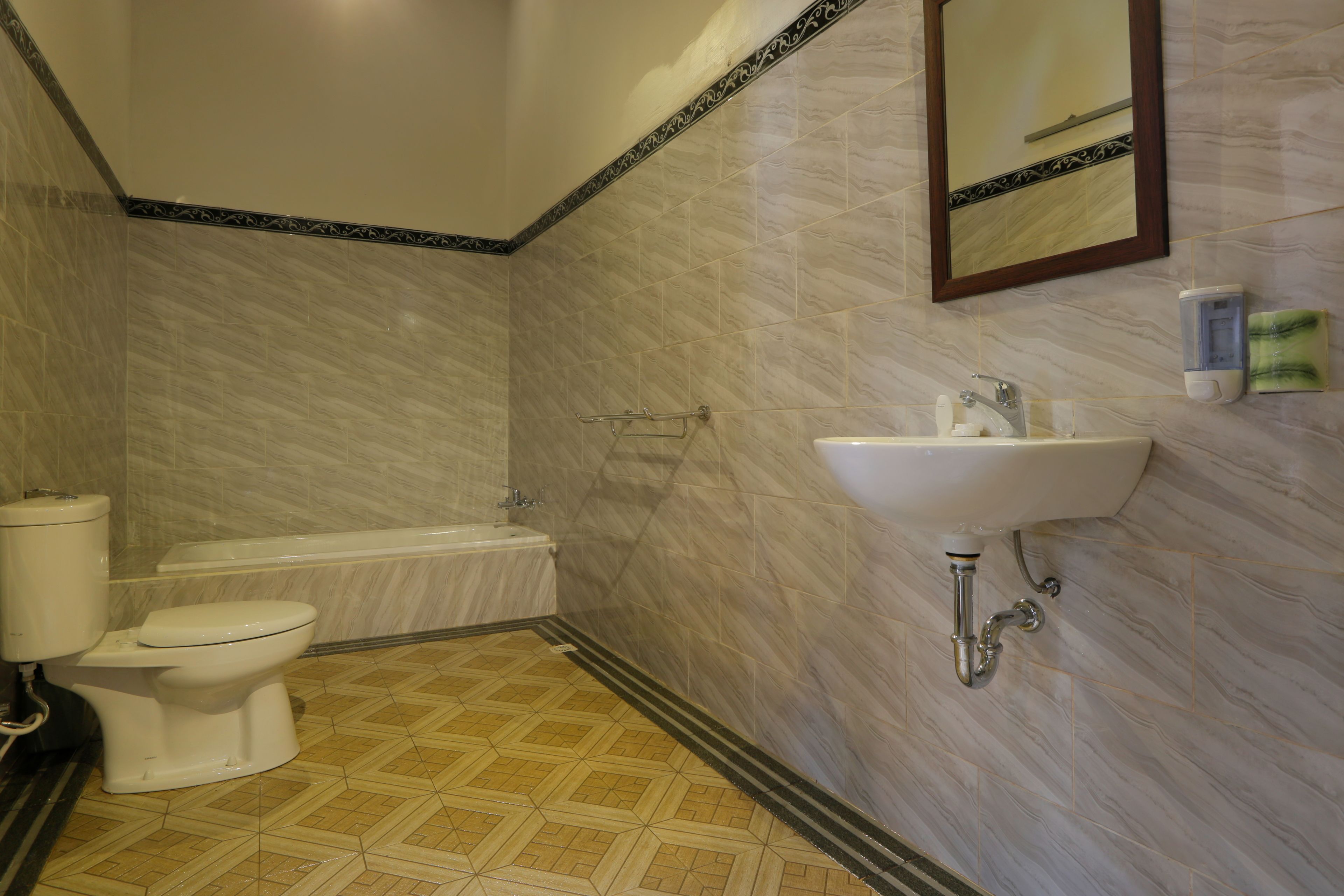 A bathroom with a toilet, bathtub, and sink.