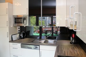 Premium-Apartment, Mehrere Betten, Balkon | Eigene Küche | Kühlschrank, Mikrowelle, Ofen, Herdplatte