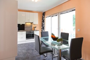 Premium-Apartment, Mehrere Betten, Balkon | Eigene K üche | Kühlschrank, Mikrowelle, Ofen, Herdplatte