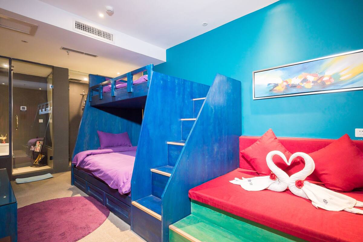 Boutique Room | Minibar, in-room safe, desk, blackout drapes