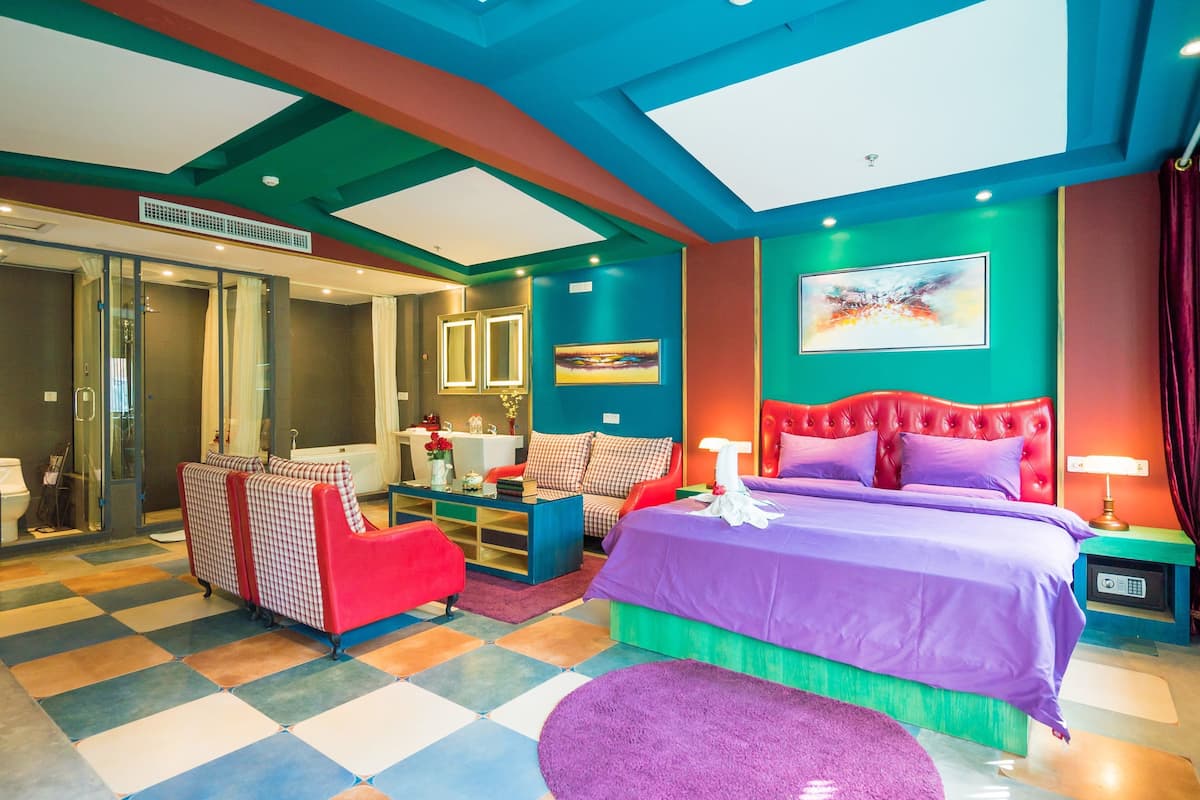 Boutique Suite | Minibar, in-room safe, desk, blackout drapes
