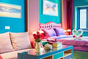 Suite | Minibar, caja fuerte, escritorio y cortinas opacas