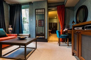 Suite | Living area | Flat-screen TV, pay films - Fox and Anchor (London)