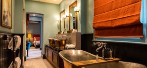 Suite | Bathroom | Free toiletries, hair dryer, bathrobes, towels