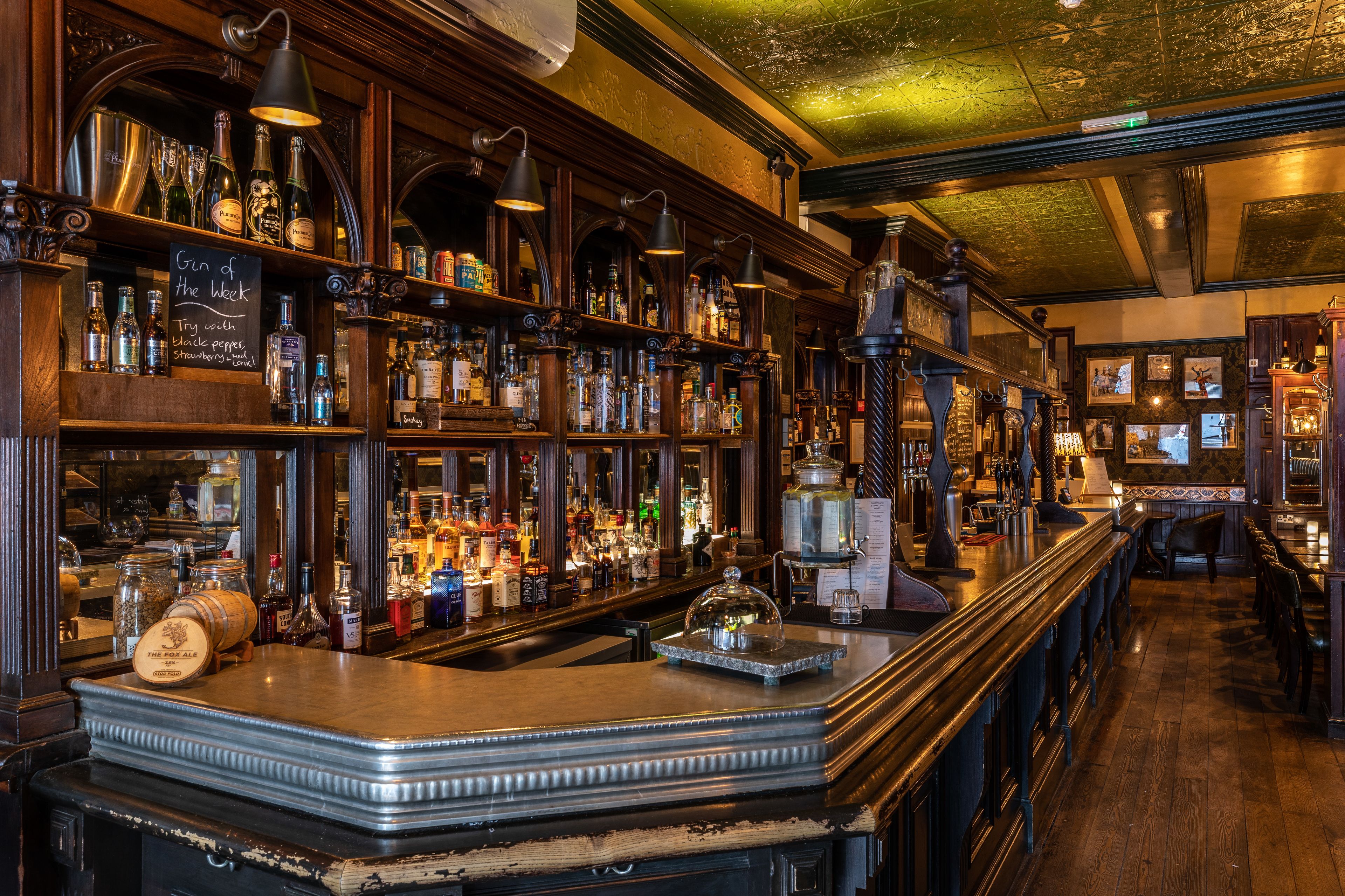 2 bars/lounges, cocktail bar