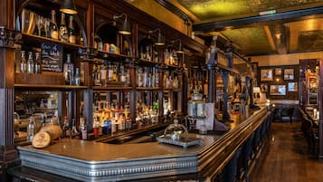 2 bars/lounges, cocktail bar