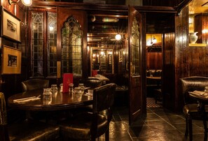 Breakfast, lunch, dinner served; British cuisine - Fox and Anchor (London)