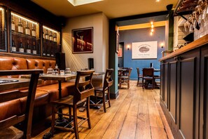 Frokost, lunsj og middag serveres, britiske retter 