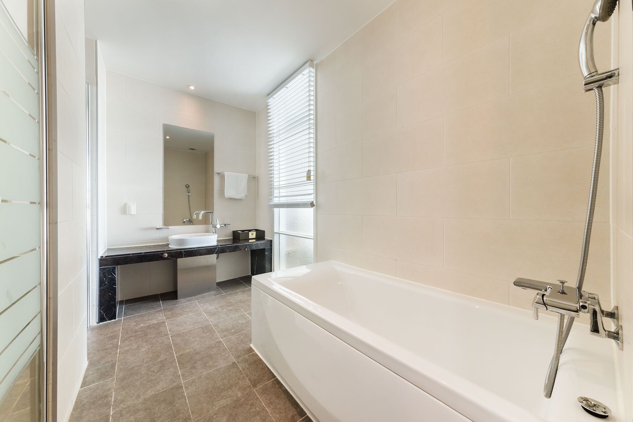 blue marine (half ocean view) | bathroom | combined shower/bathtub, free toiletries, hair dryer, towels