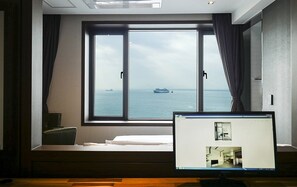 Blue Marine (Full Ocean View) | 각각 다른 스타일의 인테리어, 각각   다르게 가구 비치, 책상, 노트북 작업 공간