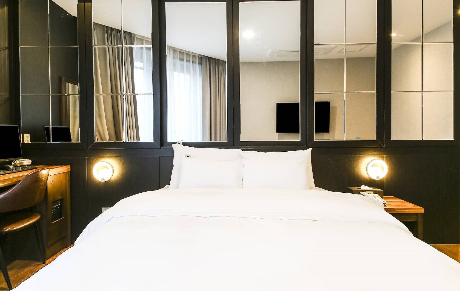 yellow marine (city view double) | individually decorated, individually furnished, desk, laptop workspace