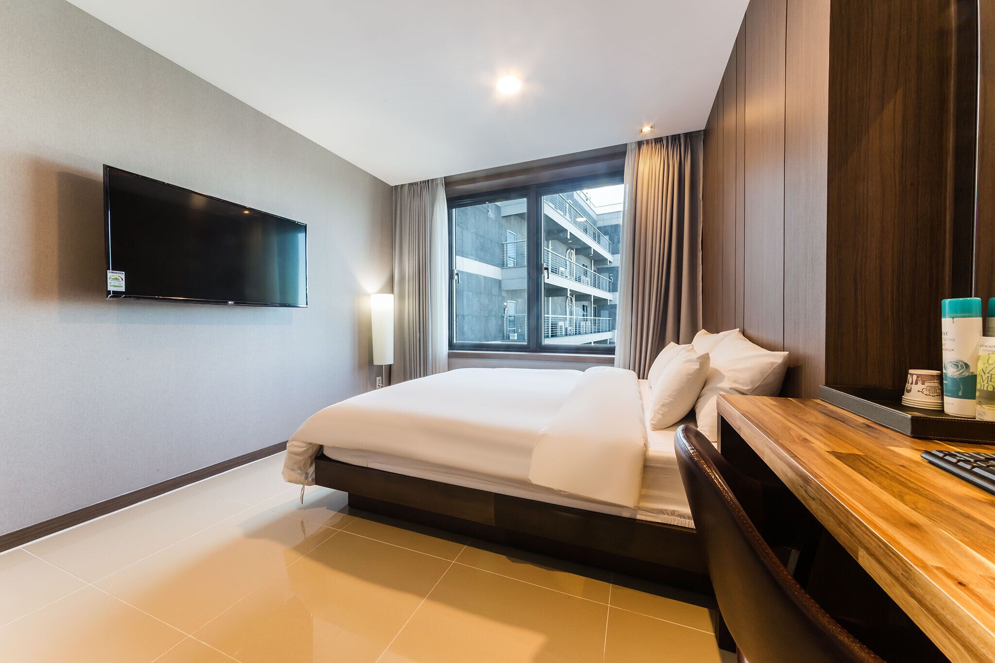 yellow marine (city view double) | individually decorated, individually furnished, desk, laptop workspace