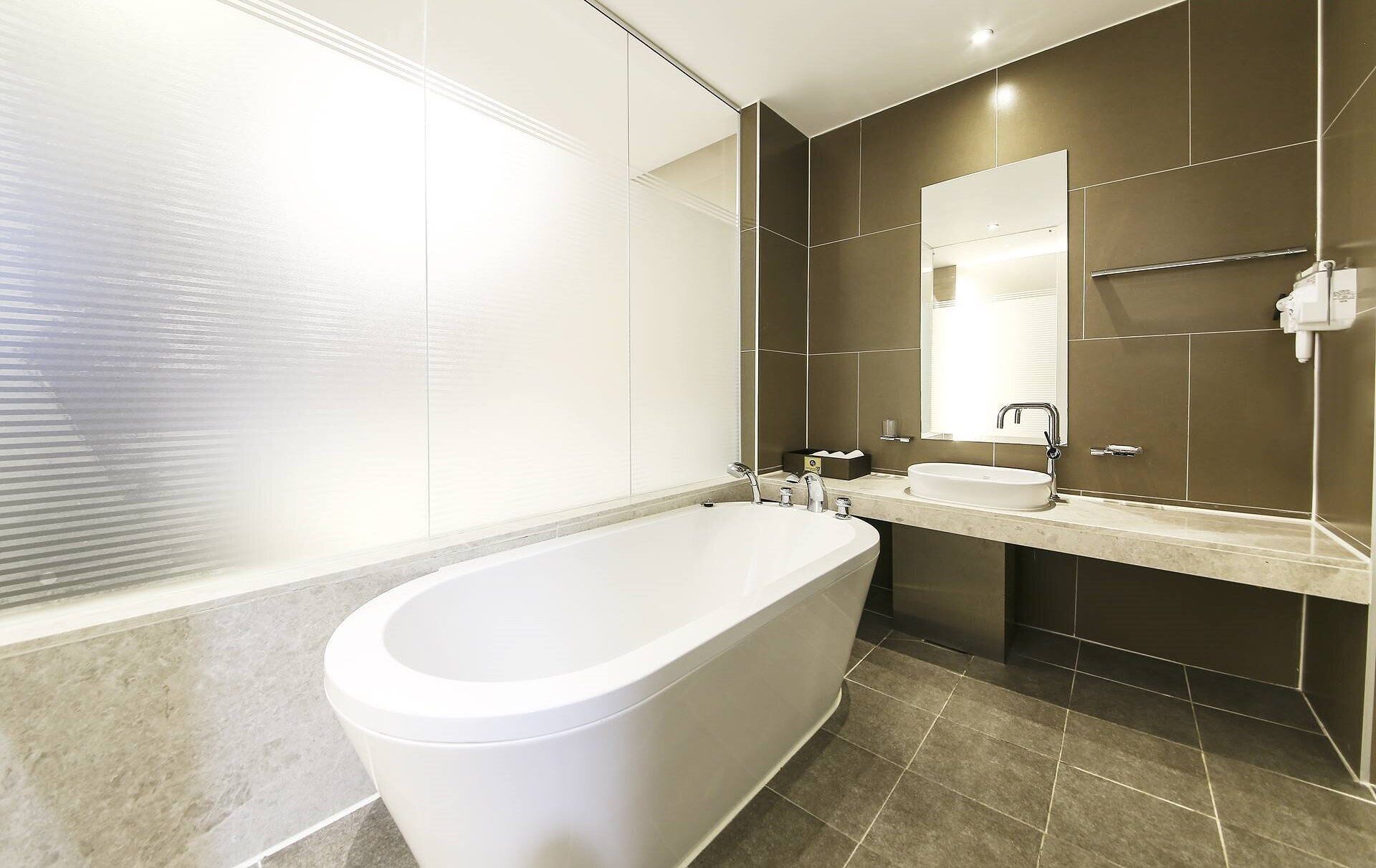 blue marine (full ocean view) | bathroom | combined shower/bathtub, free toiletries, hair dryer, towels