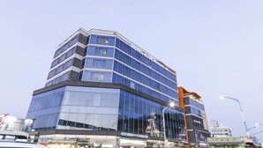 A modern hotel building with multiple floors and a glass facade. - Incheon Hotel Bluemarine (Incheon)