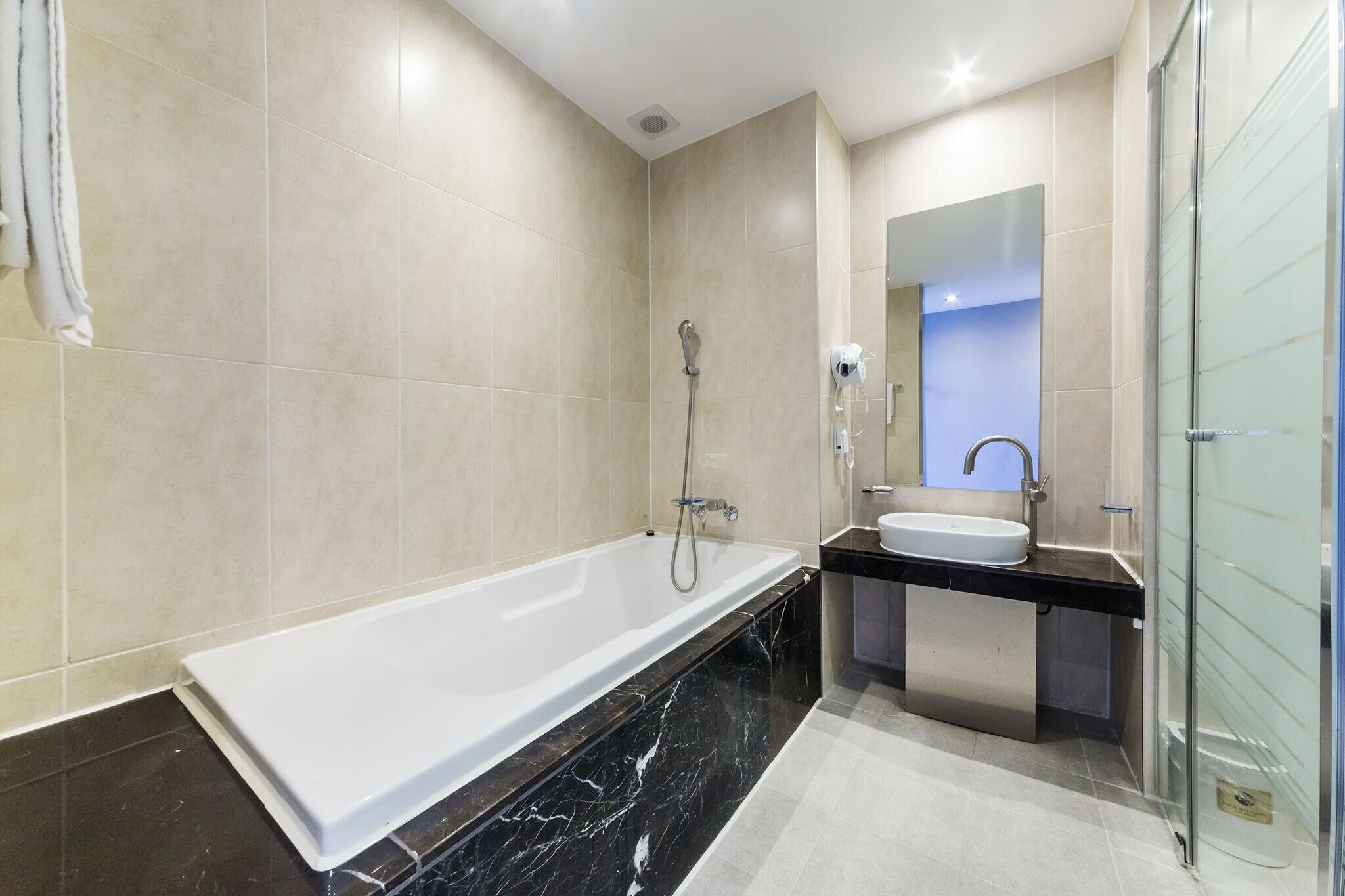 yellow marine (city view double) | bathroom | combined shower/bathtub, free toiletries, hair dryer, towels