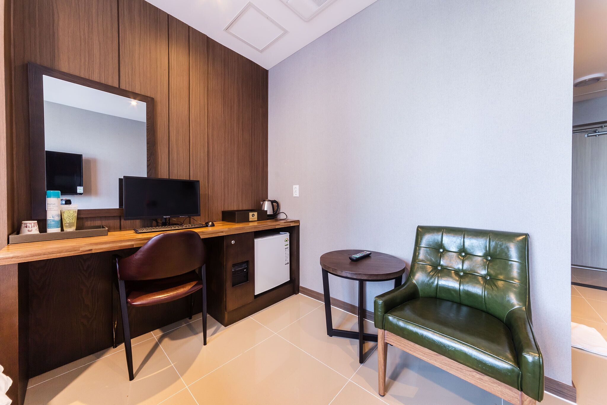 yellow marine (city view double) | individually decorated, individually furnished, desk, laptop workspace