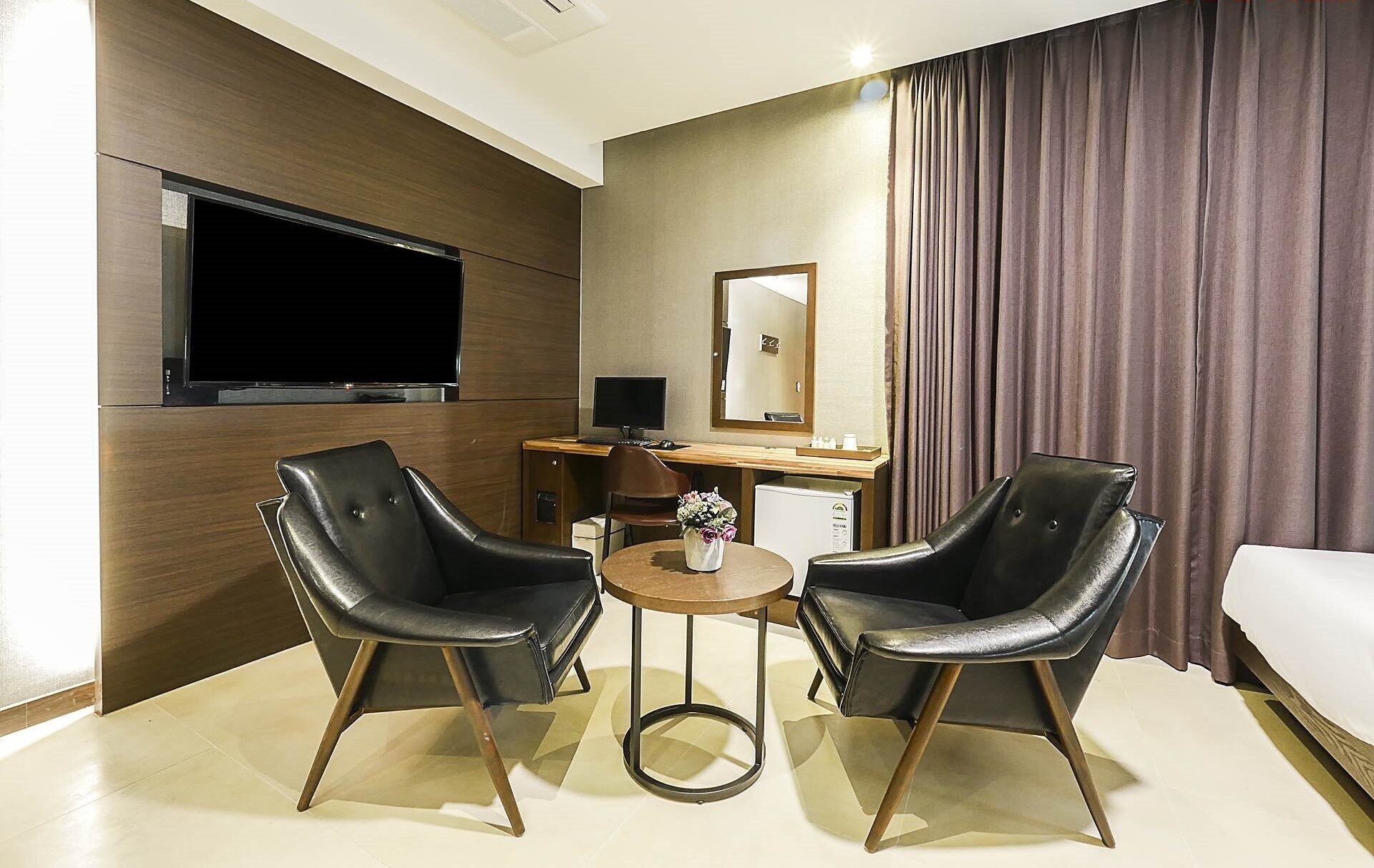 Blue Marine (Half Ocean View) | Individually decorated, individually furnished, desk, laptop workspace