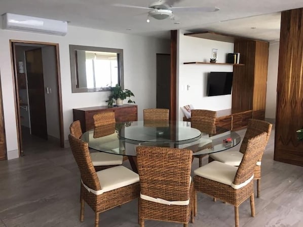 Appartamento familiare, 3 camere da letto | Pasti in camera