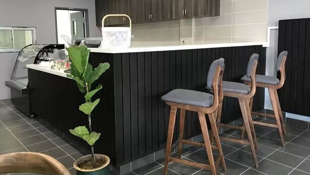 Kaffetrakter/tekoker, minikjøleskap og vannkoker