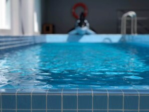 Kolam renang outdoor dan sebuah kolam renang di atap