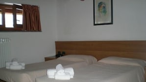 Minibar, desk, cribs (surcharge), WiFi (free) - Hotel Du Foyer (Brusson)