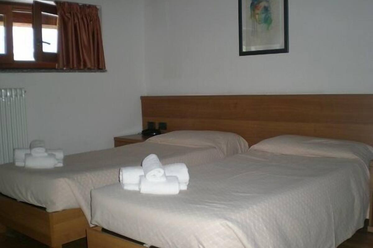 Minibar, desk, cribs (surcharge), WiFi (free)