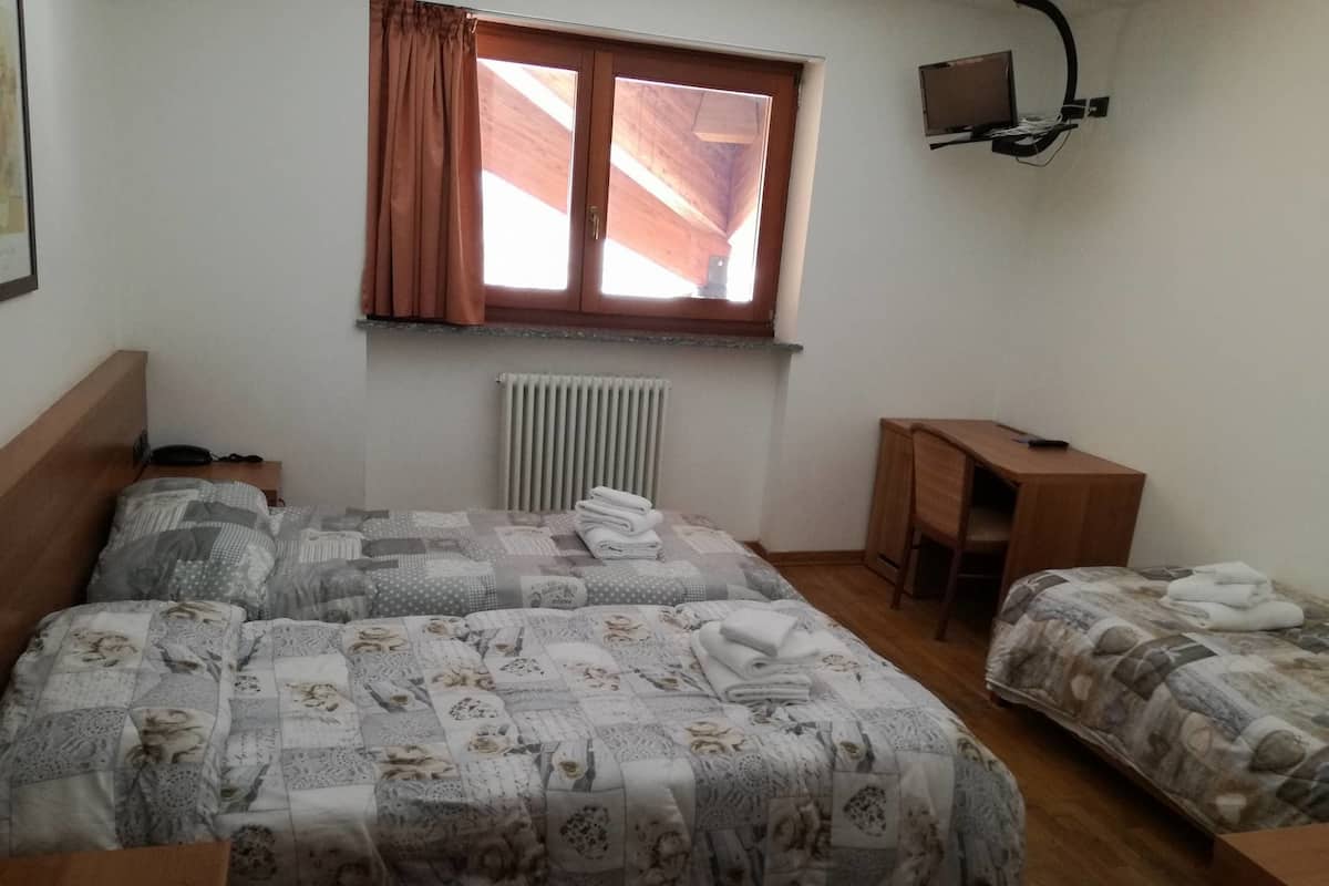 Triple Room | Minibar, desk, cribs (surcharge), WiFi (free)