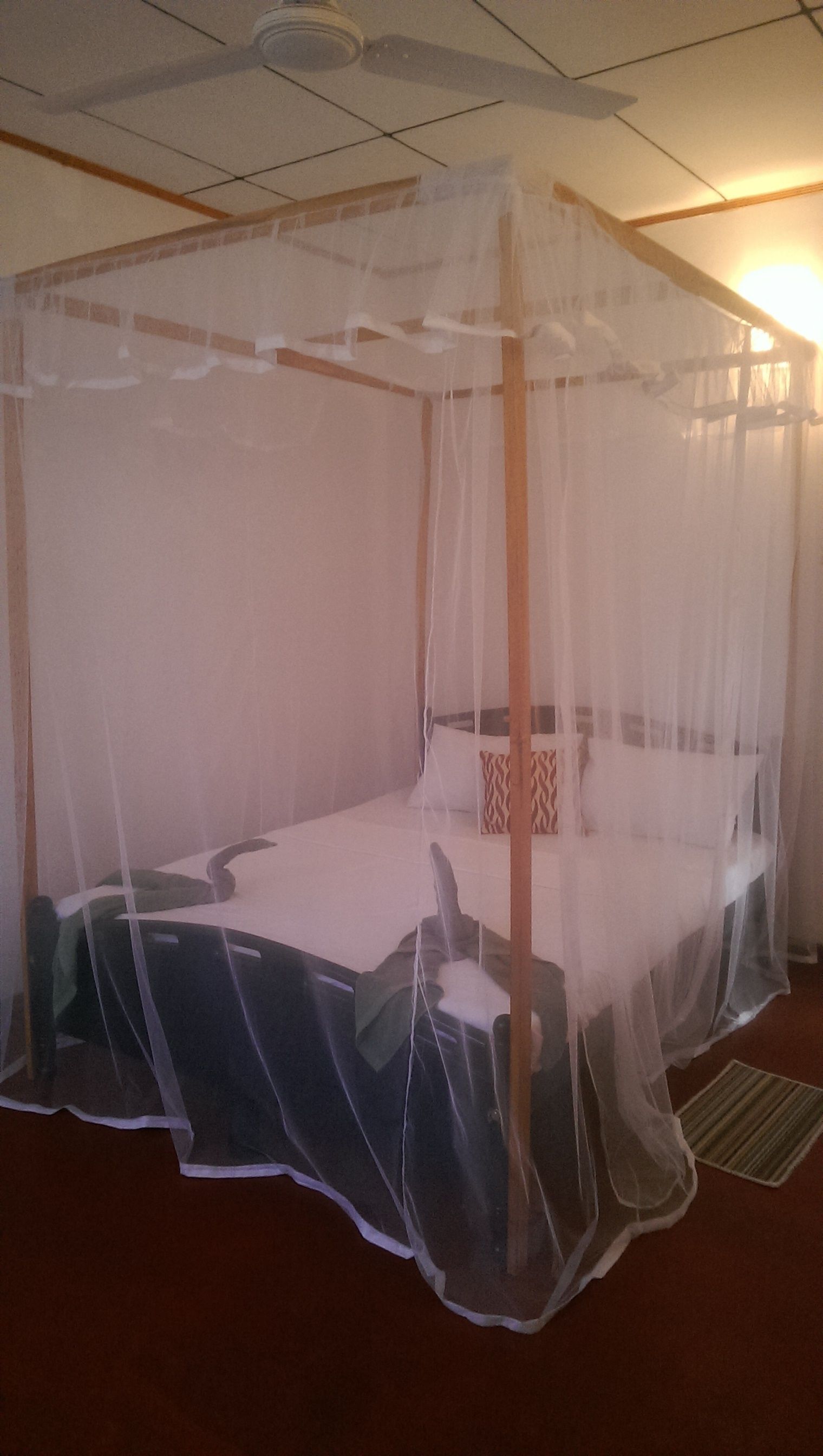 Habitación básica doble de uso individual, balcón, vistas al jardín | 1 dormitorio, caja fuerte, escritorio y tabla de planchar con plancha