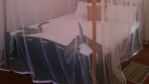 A room with a bed under a canopy. - Paradise Beach House (Talalla)