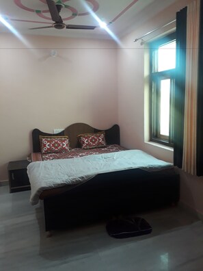 セーフティボックス (室内)、デスク、アイロン / アイロン台、可動式ベッド