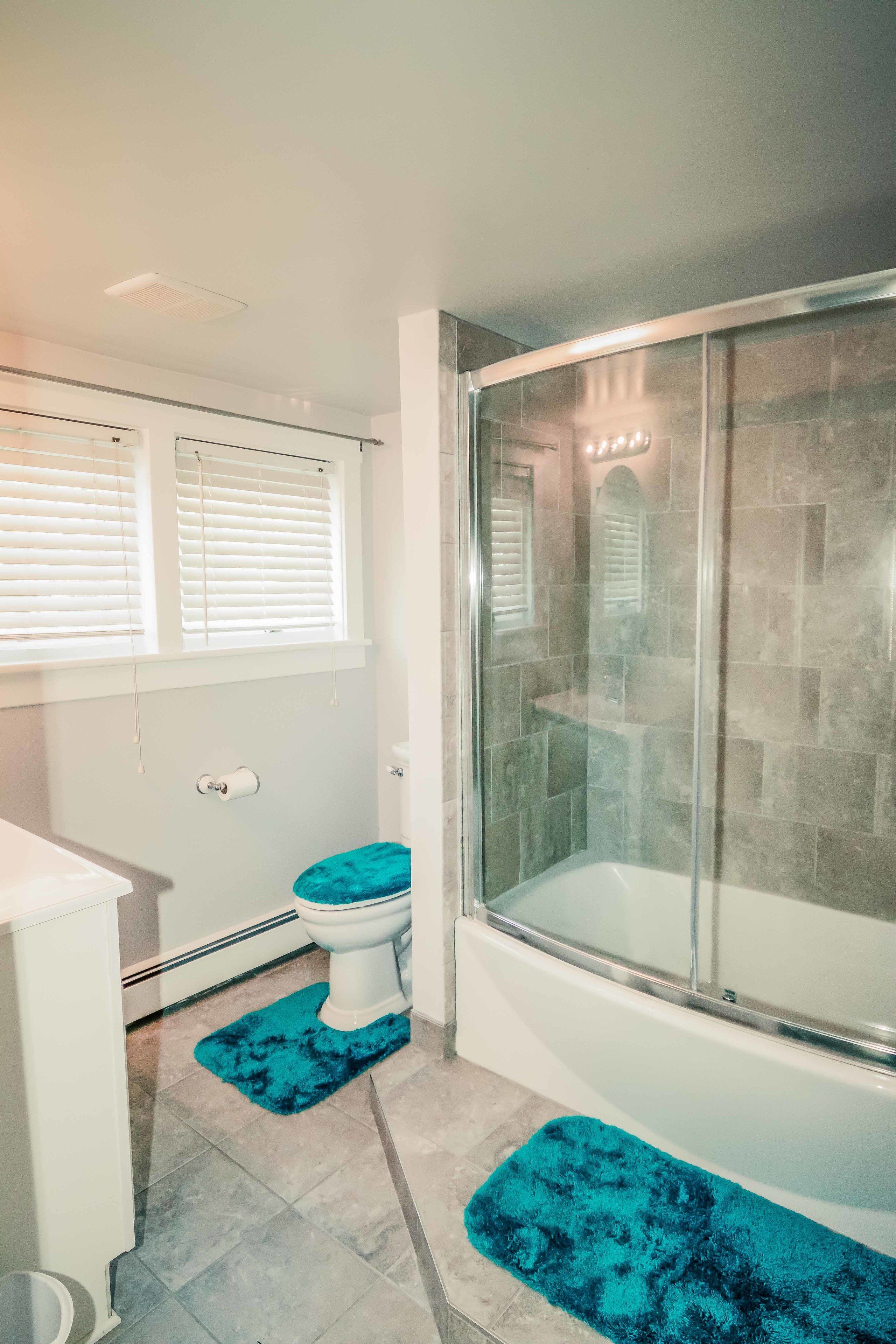 Huis, 3 slaapkamers (City's Escape) | Badkamer | Een bad/douchecombinatie, een diep bad, gratis toiletartikelen