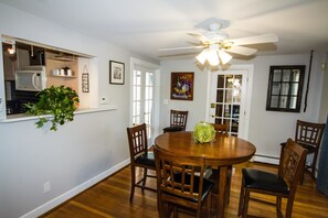 House, 3 Bedrooms (City's Escape) | In-room dining