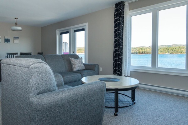 Suite ejecutiva, 2 habitaciones, vistas al mar | Sala de estar | Televisión de pantalla plana de 42 pulgadas con canales digitales