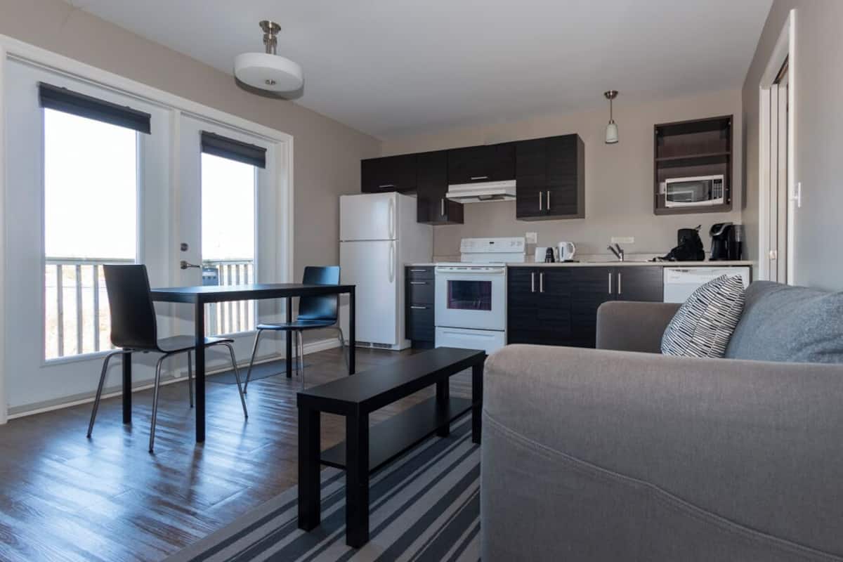 Suite Deluxe, 1 chambre, cuisine, vue partielle sur l'océan | Cuisine privée | Grand réfrigérateur, micro-ondes, four, plaque de cuisson