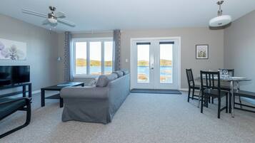 Suite Deluxe, 2 chambres, vue océan, vue mer | Coin séjour